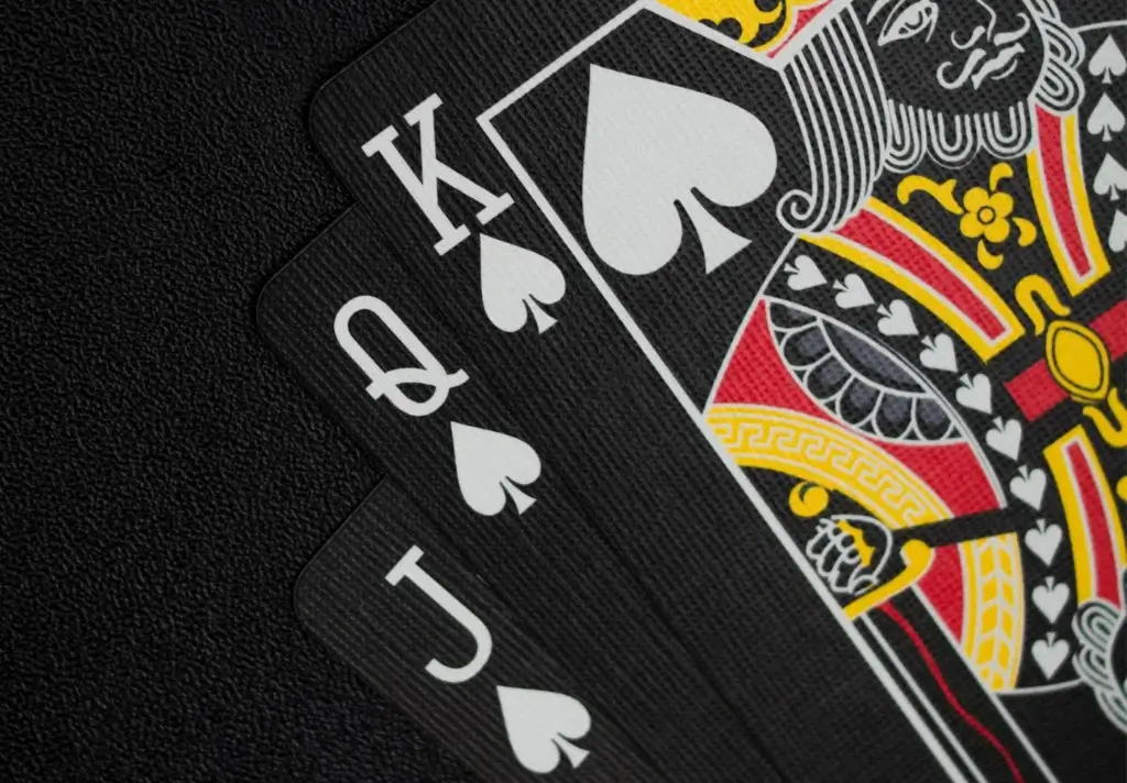 Billedkort (knekt, dame, konge) på europeisk blackjack
